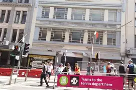 C7娱乐官网-足球场上球员拼搏奋斗，现场观众热情高涨的简单介绍